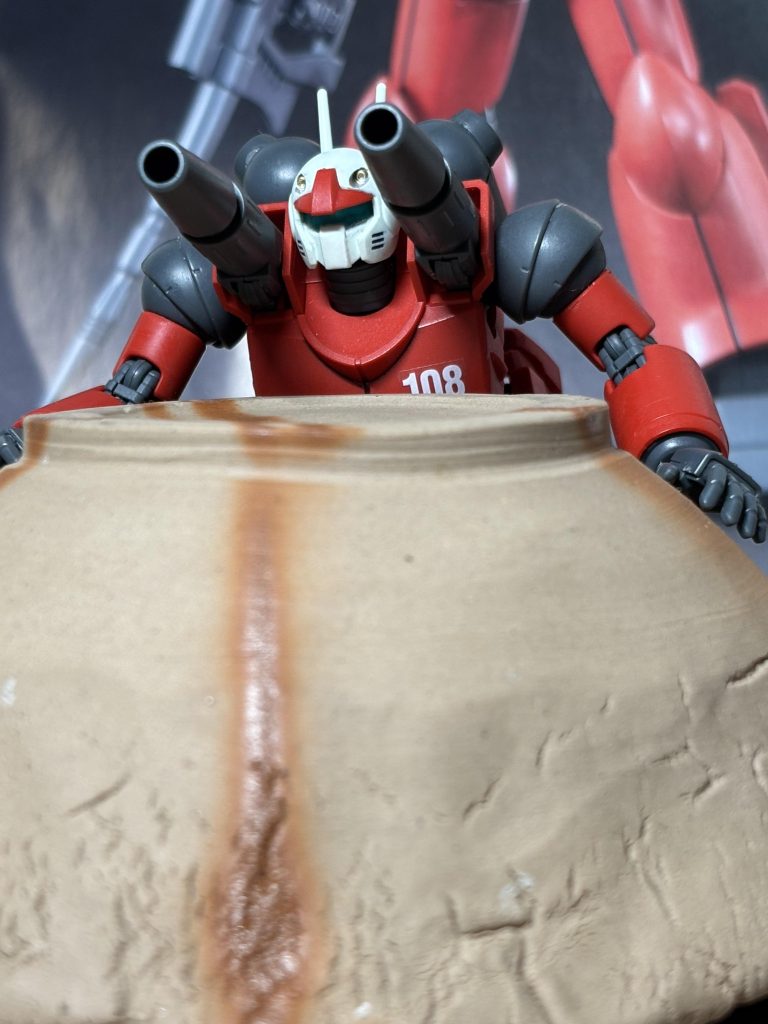 ガンキャノンといえばポーズ②オープニングの断崖絶壁でキャノン砲をぶっ放すシーン。近くにそれっぽい石とか岩が無かったんで、私のお茶碗で代用。マッチしてるから、無問題!カッコよけれゃ、なんでもいいんだ!