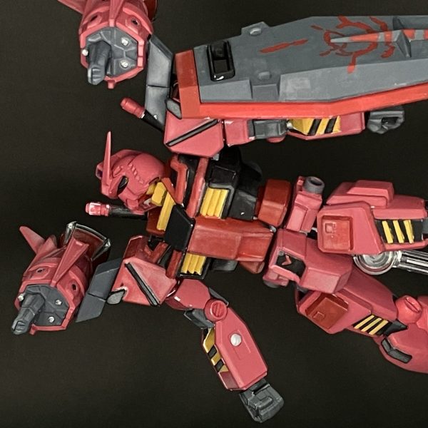 間違い……ですね。赤いガンダムもどきです。