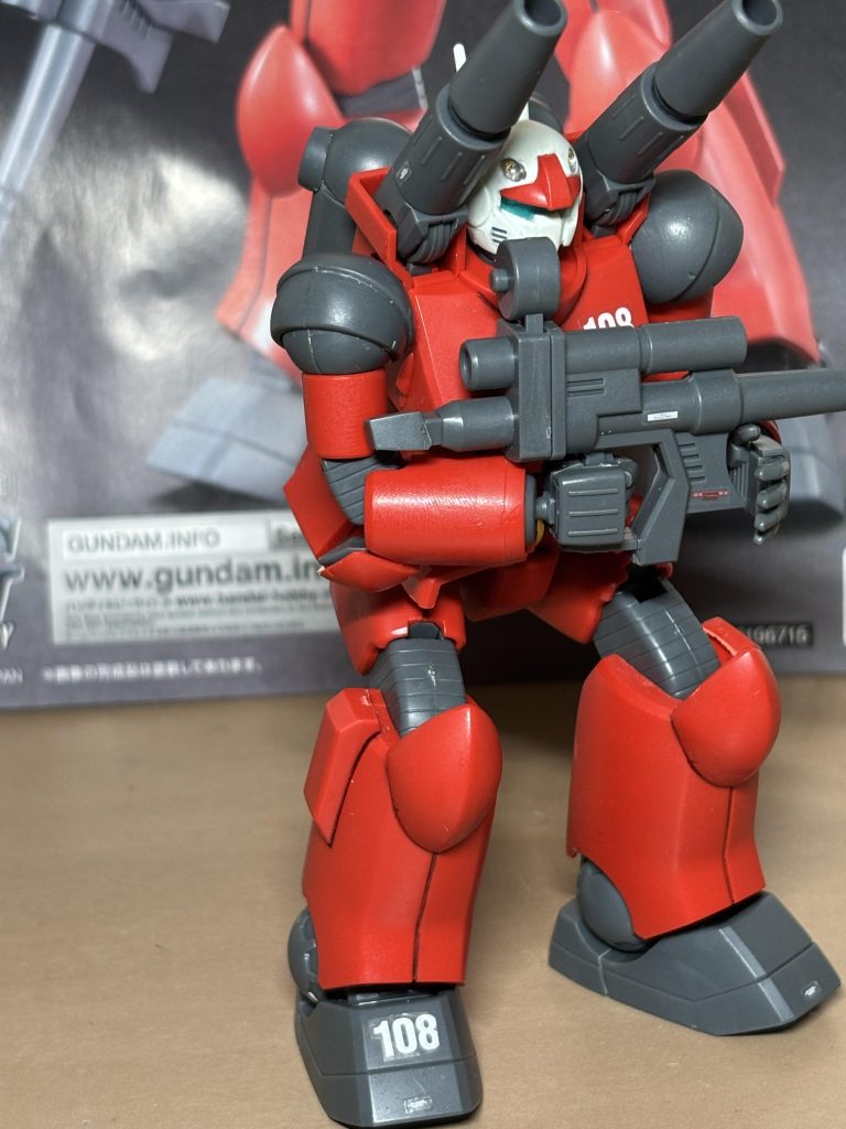 ガンキャノンといえばポーズ①ホワイトベースからの発艦シーンのアレ。スクワットの体勢+ライフルを前に構えるこのポーズ。唯一無二ですごく印象に残りますよね!