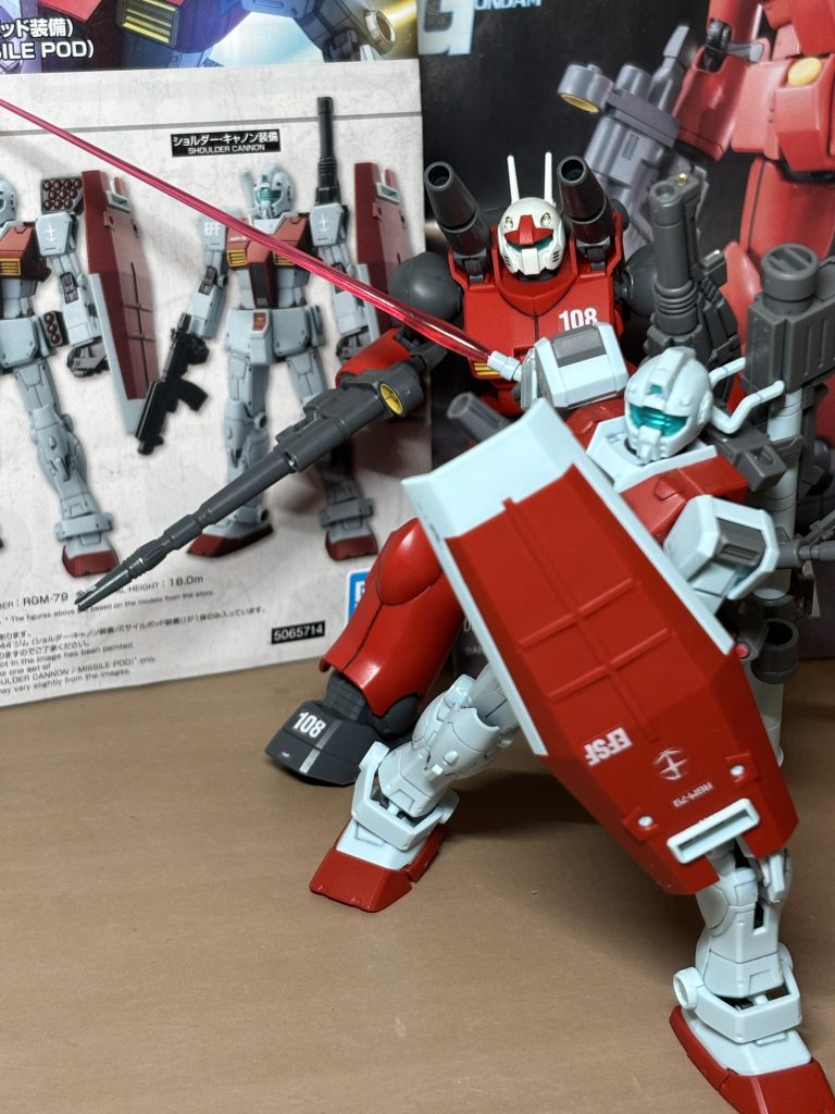 前作のジムと合わせてアクション!このキットをヨドバシで見つけた時(数ヶ月前)、「絶対にこうしたい!」って思いましたね。くうぅ、たまんねぇ!近接格闘に移ったジムを援護射撃するガンキャノン。これが、中距離支援機の本領ですよ!