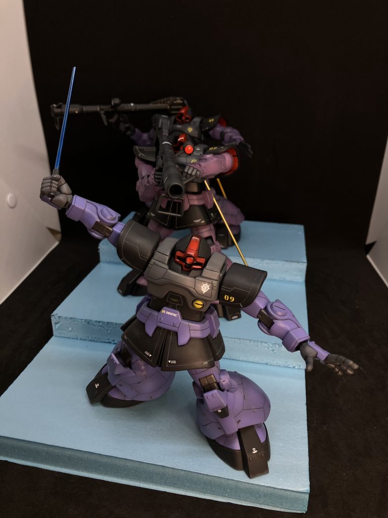 以前、作った2機のドムと並べて!