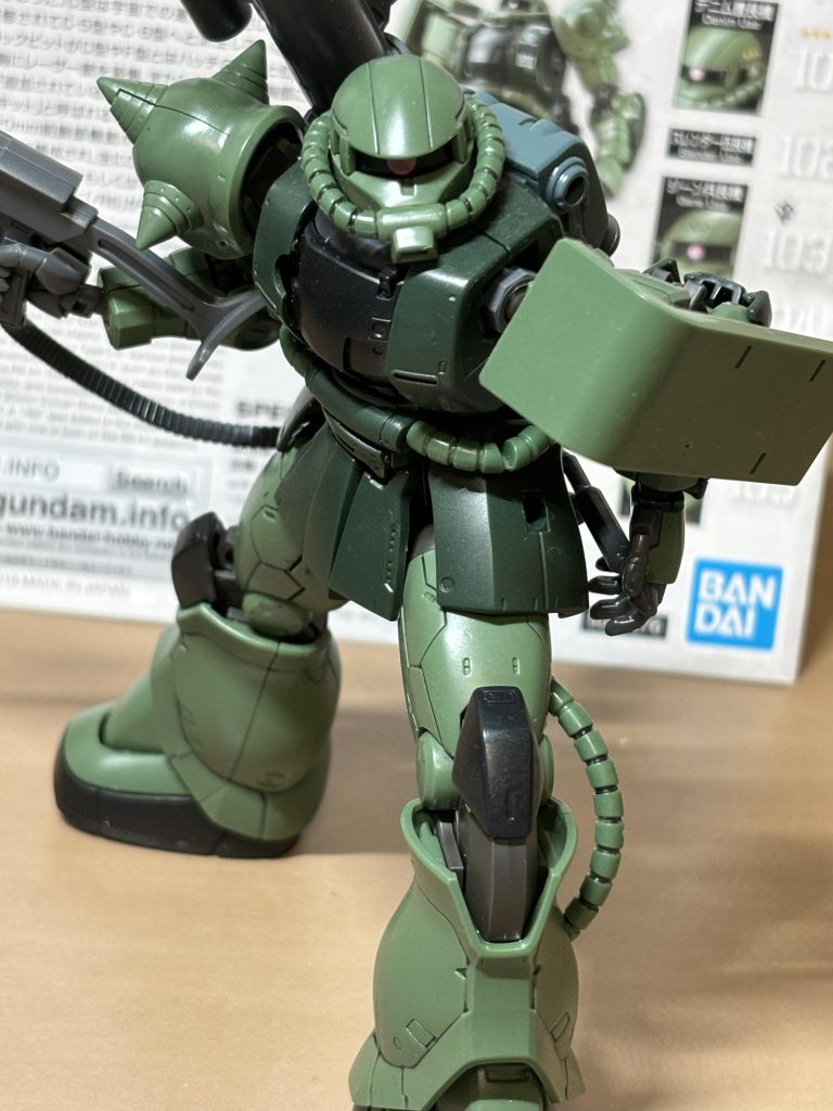 腰部にマウントしたヒートホークを取るザク。私の撮影技術が下手なのもあり、実物のカッコ良さが上手く伝わらない…。本当はもっと躍動感あるのに…。