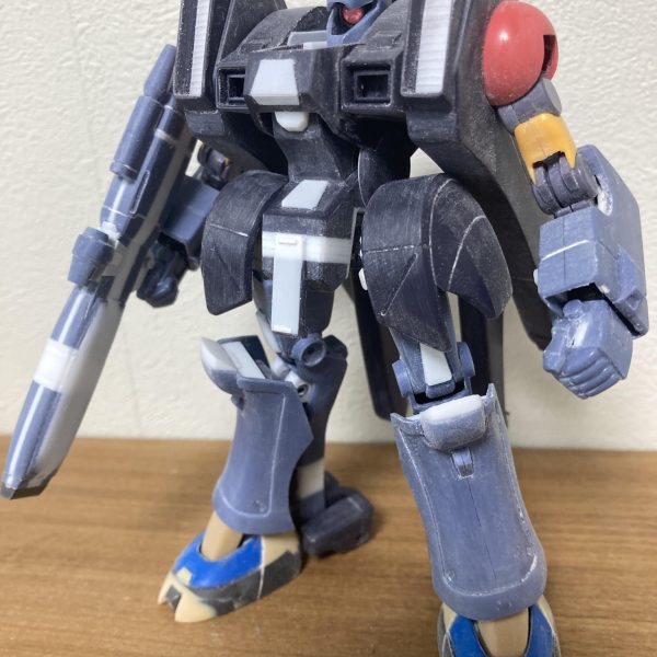 ガ・ゾウムの製作も終盤になりました。膝アーマーの形状変更、股間ブロックの延長等やりたい放題やりました。写真撮影中、MSからMA形態に変形にしてる途中で偶然『ガ・ウォーク』形態を発見！設定にはもちろんありませんが、たぶんこの形態なら背中ミサイル使いやすく、一番強い形態かも 笑（3枚目）