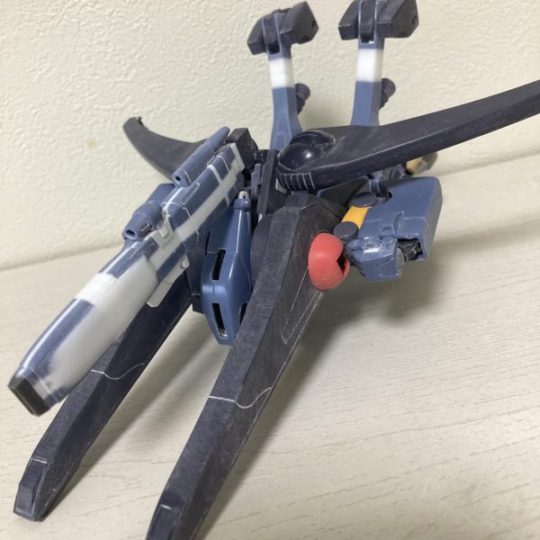 ガ・ゾウムの製作も終盤になりました。膝アーマーの形状変更、股間ブロックの延長等やりたい放題やりました。写真撮影中、MSからMA形態に変形にしてる途中で偶然『ガ・ウォーク』形態を発見！設定にはもちろんありませんが、たぶんこの形態なら背中ミサイル使いやすく、一番強い形態かも 笑（5枚目）