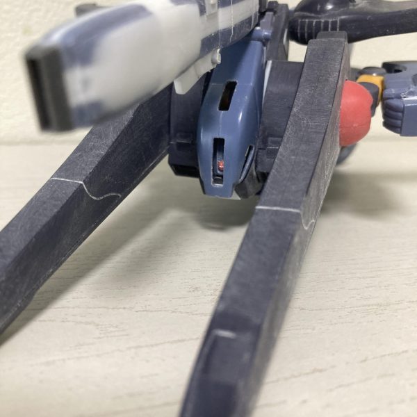 ガ・ゾウムの製作も終盤になりました。膝アーマーの形状変更、股間ブロックの延長等やりたい放題やりました。写真撮影中、MSからMA形態に変形にしてる途中で偶然『ガ・ウォーク』形態を発見！設定にはもちろんありませんが、たぶんこの形態なら背中ミサイル使いやすく、一番強い形態かも 笑（7枚目）