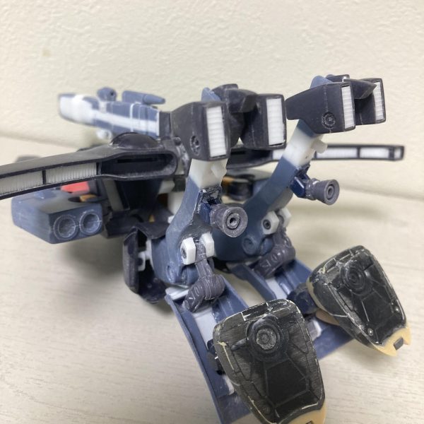 ガ・ゾウムの製作も終盤になりました。膝アーマーの形状変更、股間ブロックの延長等やりたい放題やりました。写真撮影中、MSからMA形態に変形にしてる途中で偶然『ガ・ウォーク』形態を発見！設定にはもちろんありませんが、たぶんこの形態なら背中ミサイル使いやすく、一番強い形態かも 笑（2枚目）