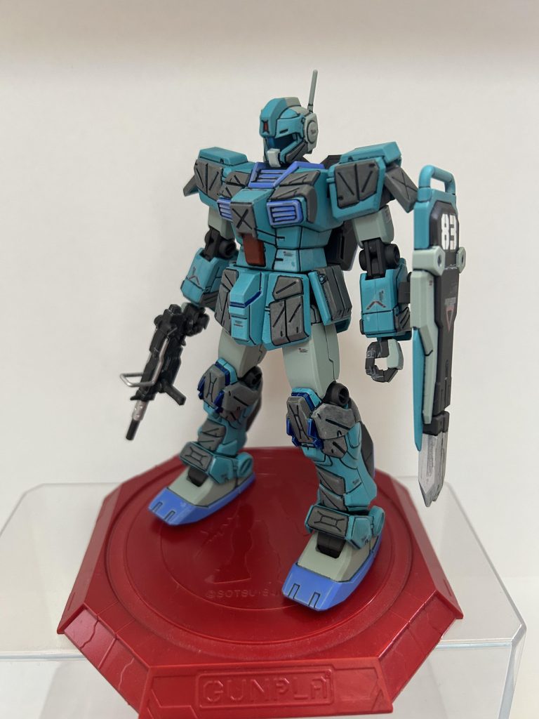 本来のジム・ストライカーの緑部分を青色を主体にして、軍服のポケットをイメージしてグレー色を入れていきました