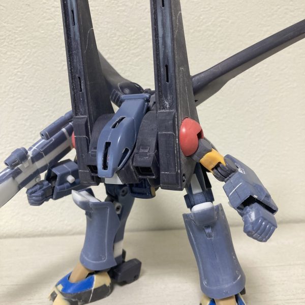 ガ・ゾウムの製作も終盤になりました。膝アーマーの形状変更、股間ブロックの延長等やりたい放題やりました。写真撮影中、MSからMA形態に変形にしてる途中で偶然『ガ・ウォーク』形態を発見！設定にはもちろんありませんが、たぶんこの形態なら背中ミサイル使いやすく、一番強い形態かも 笑（1枚目）