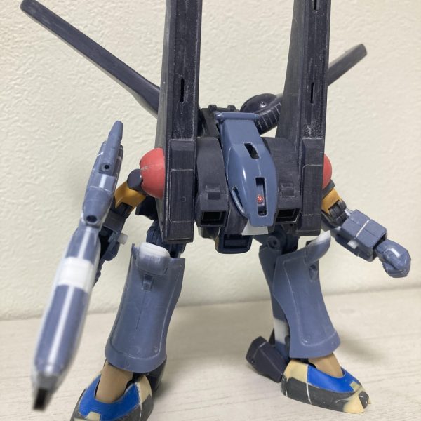 ガ・ゾウムの製作も終盤になりました。膝アーマーの形状変更、股間ブロックの延長等やりたい放題やりました。写真撮影中、MSからMA形態に変形にしてる途中で偶然『ガ・ウォーク』形態を発見！設定にはもちろんありませんが、たぶんこの形態なら背中ミサイル使いやすく、一番強い形態かも 笑（6枚目）