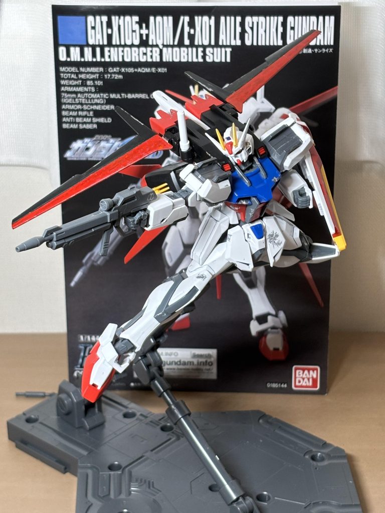 ちょっとSEED撃ちっぽく。このポージングは初心者にはあまりにも難しすぎますね。苦戦しましたけど、その分達成感とカッコ良さでぶっ飛びそうでしたよ!  私のガンプラ撮影史上最高の一枚です!やっぱエールストライク良いわ!