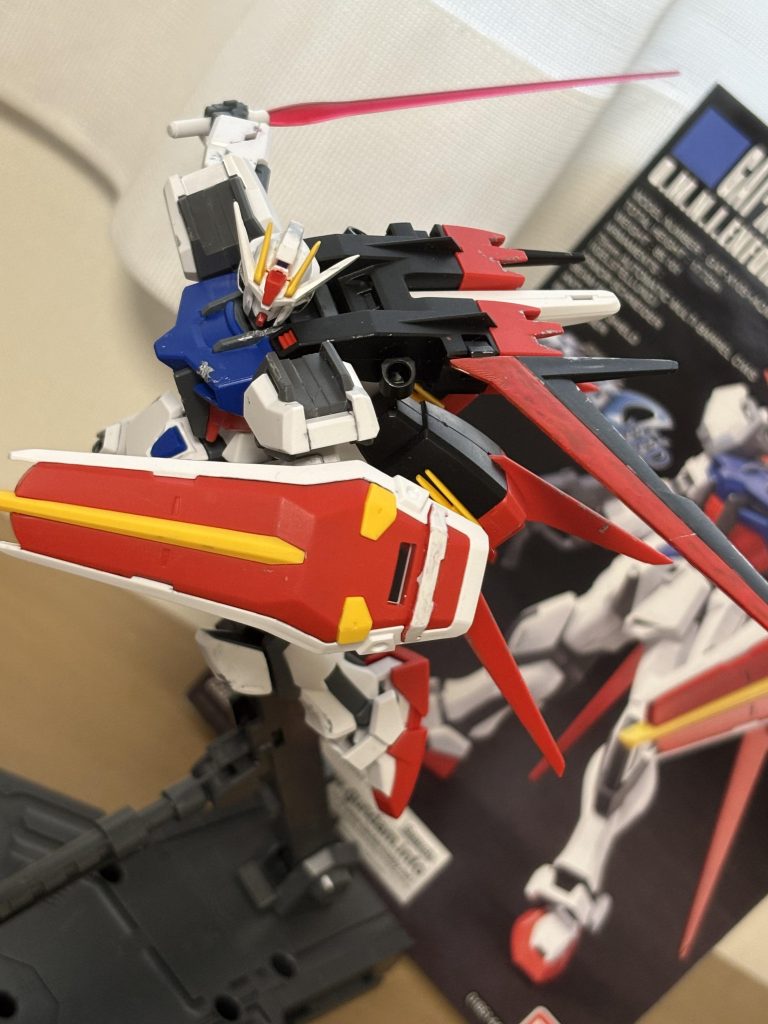 最後は抜刀して。初めてのseed系MS作成でしたが、まぁ上手く行けたかな？ストライクは宇宙世紀のMSと比べて内部フレームの構造がとても面白く作っていてとても面白かったのですが、ポージングが少し大変でした。動かし方に少しクセがあるように感じたのは私だけなのかな？まぁ、すごく楽しかったです！