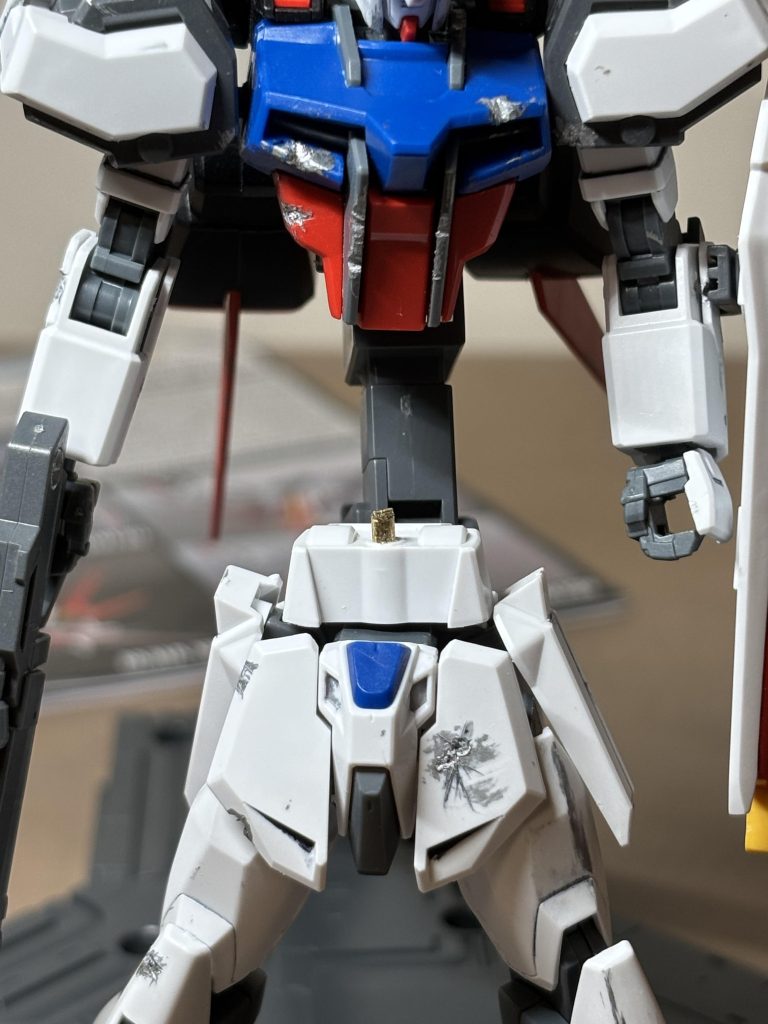 余談なんですけど、前回「ショックなことあった」って言いましたが、これなんですよね。ポージングしようと思ったら腰の軸が折れて、胴体がコアブロック・システムしちゃったんですよ。先生に泣き付いたら修善方法教えてくれました。本当に先生には感謝感謝です。