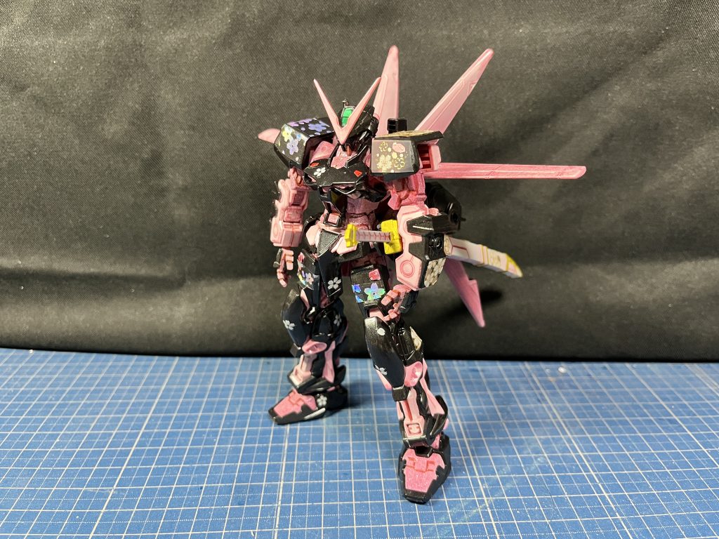 白部分を夜の闇を表す黒で、赤部分を桜を表すピンクで塗りました。百均アイテムを使った桜装飾が良い感じ行き当たりばったりでやった割には中々で満足