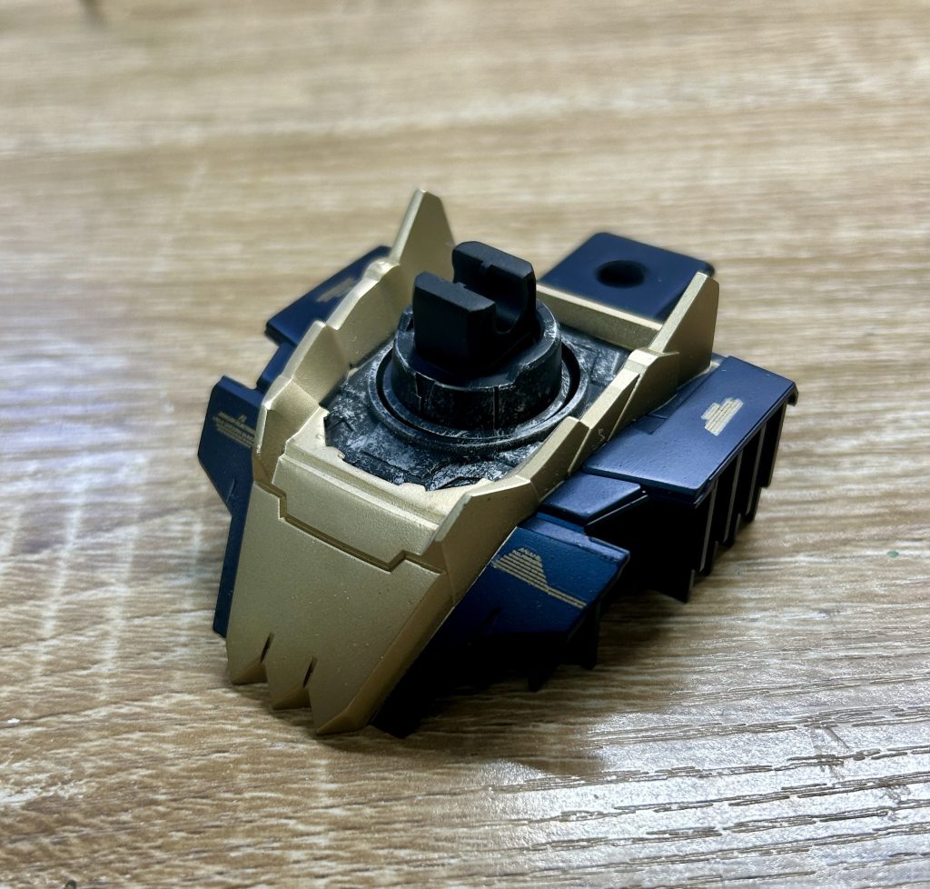 首周りはジャーマングレーにシルバーでドライブラシ(組んだらほとんど見えない)