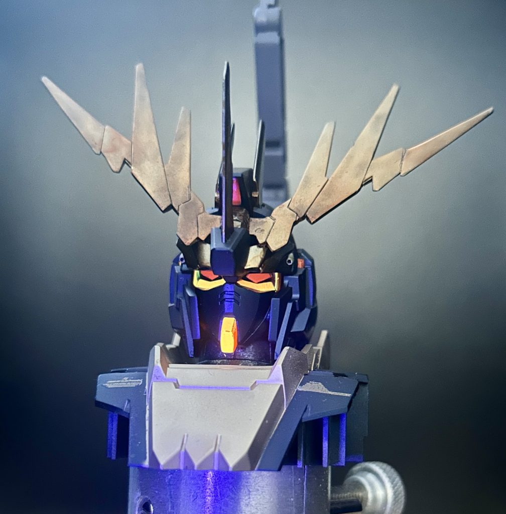 ツインアイ、サイコフレーム、カメラセンサーを蛍光塗料で光るように。顎がシュッとしてるのが好きではないので裏のクリアパーツを顎と同じ色で塗って若干見た目の印象が変わるようにしてます。