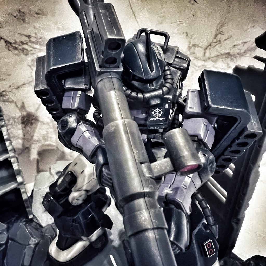 ガイア機は小隊長機ということでブレードアンテナ付き。The Origin 版では両肩シールド装備だがザクバズーカのマガジンラックとして利用していて、誘爆しないか心配。