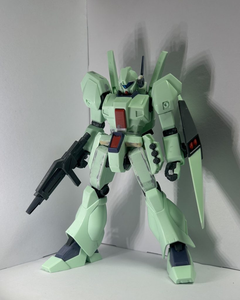 制作工程です。キット自体は優秀なHGUCのジェガンなのでそこまで手を加えないってのを念頭に。キットの良さを生かす、それが個人的な最近のトレンドです。だが、腰から太腿にかけて、テメーはダメだ。大体、そこをメインに手を加えていきます。撮影後、もうちょいディテールアップしてるけどね。もはやあまり当てにならない塗装前写真……。一度に多く塗装がスペース的に出来ないし塗装が乾く間がヒマだからね……。元キットからそうなんだけど、スタイルのバランスとしては腕が長く人のスタイルからはほんのり外れた感じに。人型の機械だとはいえ人のスタイルバランスに習う必要無し。かと言って外れ過ぎない程度に。写真では、ジェガンの標準武器を装備しているけど、寝ぼけ眼で撮影→シールド落とす→取ろうとして何故か踏み付ける→シールドお亡くなりに……のコンボでシールドを変更余儀なされました。