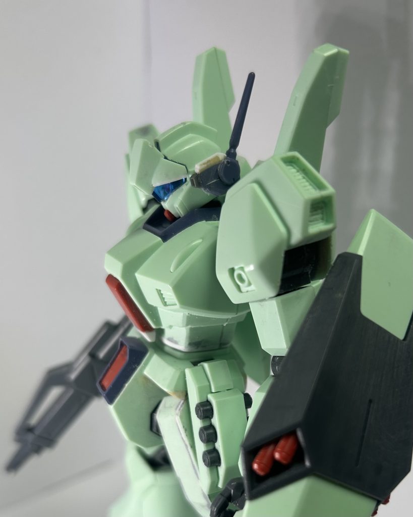 頭部。目付きを鋭くする為に、ひさしの下部にコンマ5のプラ板を貼って目付きを鋭く。ゴーグル下のモノアイをアップグレードパーツに変更。別色のカラーのモノアイでも良い感じだと思う。言うてよく分からんけど。バルカンポッドの取り付け位置を大体1ミリ下に。合わせてバルカンポッドの上部に1ミリプラ板を貼って大型化。胴体。コックピットブロック、思い付きで写真とは違う加工になってます。下面1ミリだけで無く上面にも1ミリ延長。あと、お腹で1ミリ延長です。腕部。基本的に肩アーマーの他の所に使ったパテが結構余ってたので裏打ちして、肩の分割位置変えて、ディテールアップしただけ。肩スラスター……地道にカッターで掘り込んだよ……。