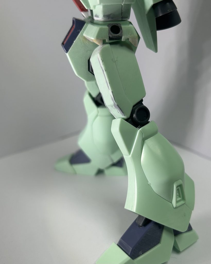 腰部。実を言うと連邦系の股関節のV字が好きくない(前にも触れてた気がする……)……ので削りました。キットの気の食わない場所の一つであるフンドシアーマーが無くてあっさりしているT字部分……。真正面から見た時に間から反対側が見えるのが、デザイン的に好きじゃないので、前面は角度を適当につけて2ミリ大きく、背面はそのまま3ミリ延長。芯にしたのはプラ棒でその上からパテで慣らした感じです。これにより簡易的な腰ってイメージからは少し脱却できたかな、と。デザイン的なイメージとしては30MMのアルトの股関節的なイメージです。可動のクリアランス的な意味ではあまり変わってないはず……そもそもジェガンが股割りするような開脚するなイメージが無いから問題無いかな、と。