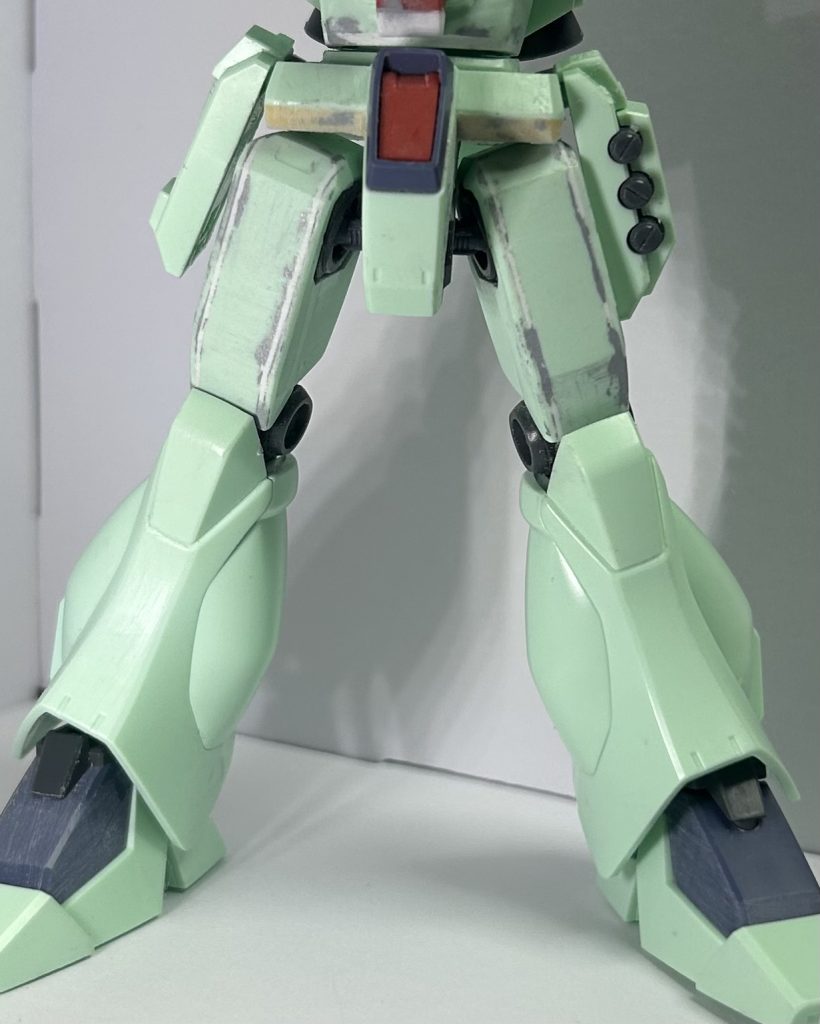 脚部。主にイジったのは、キットの気に食わないところその2の太腿です。太腿は、上半身と脹脛、足首のマッシブさに比べ細く感じたので、幅マシです。太腿の前面パーツの両端のピン穴を避けて両方ともカッターで地道に切り落としました。そしてコンマ5のプラ板を貼って1ミリ幅マシです。……面倒だった……切りにくいし、そもそも接着面が狭すぎて……毎回毎回こう言うタイプの加工を終える度に「ぜってぇー二度とやんねぇー……」と思いながらもまたやっちゃうんだよなぁ、これが。まぁこれでフンドシアーマーがわりの太腿アーマーって言う説得力が増したかな、と。他はディテールアップです。