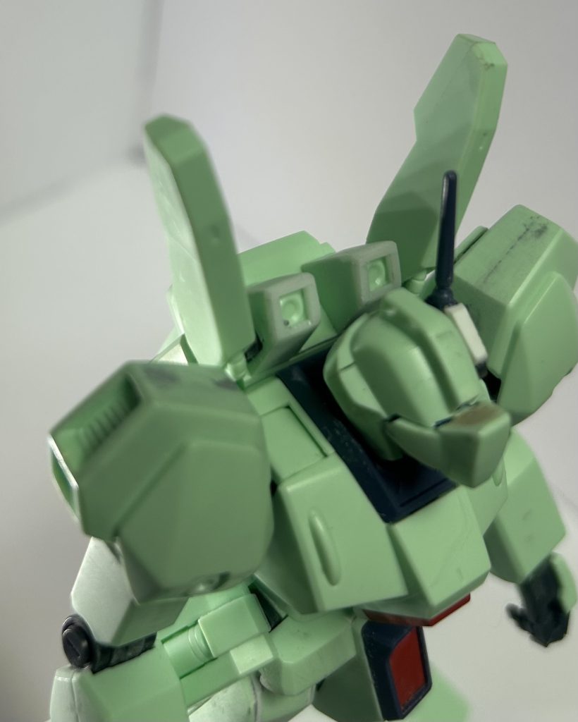 バックパック。上部のアポジモーター(?)の淵が浅い気がしたので、1ミリ角棒で嵩上げ。そしてディテールアップ!そのせいで嵩上げした意味あまり無くなったケド、それはそれ!あと、ぴょんと飛び出したスラスターノズルの奥もフラットなので、1ミリプラ棒にディテールコリコリ掘り込んだものを埋め込んでいます。武器。前述通りシールドがお亡くなりになったので、νガンダムから持ってきました。そこまでするならいっそライフルも変えちゃる!ってなったのでそこもνガンダムのに。設定的にまぁアリかな、と。結果論として強そうには見えるかなって感じるのでまぁ良いでしょ。
