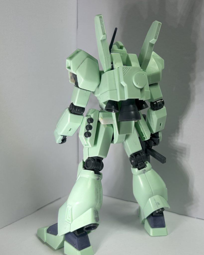 バックショット。逆シャア系のMSの魅力と言うか、見所は装甲に無駄な線を生じていないデザインだと思っています。その逆に装甲以外、つまりは関節やバーニアなどの内部機構は案外細かいディテール。言うなれば、カウルとエンジンの関係性……バイクのようなカッコ良さだと思います、逆シャア系は。……異論は認めます。ちな、このあとシールドがお亡くなりに。