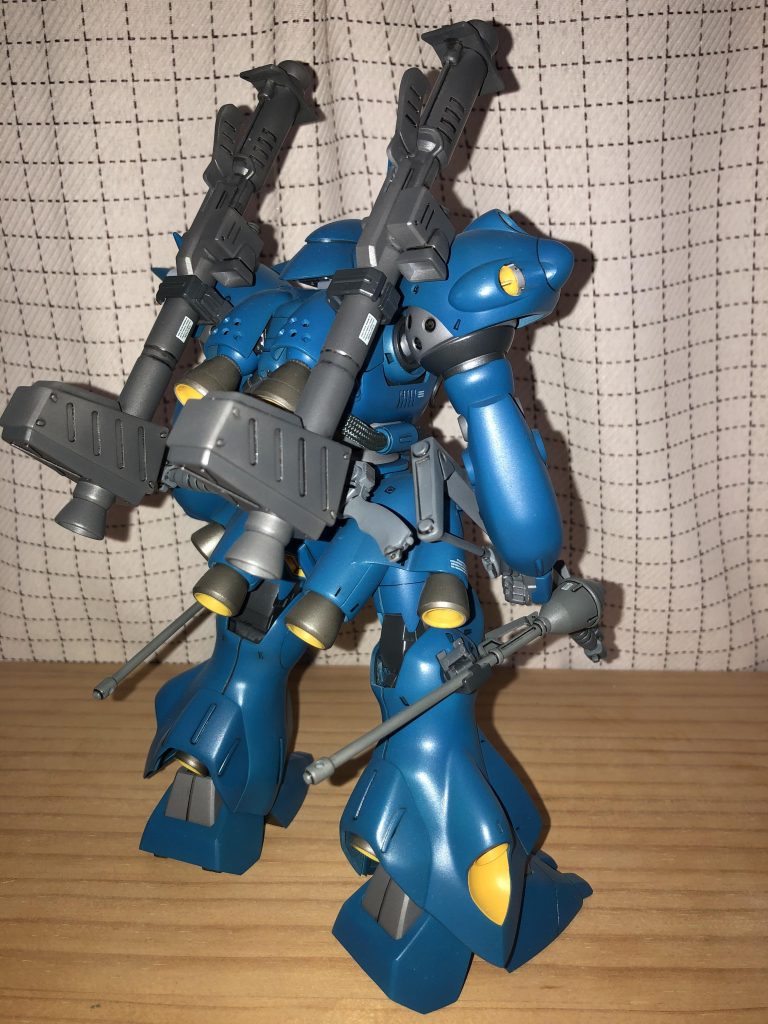 塗装は基本的にセミグロスやフラット仕上げが好きなのでフラットベースを混ぜています。