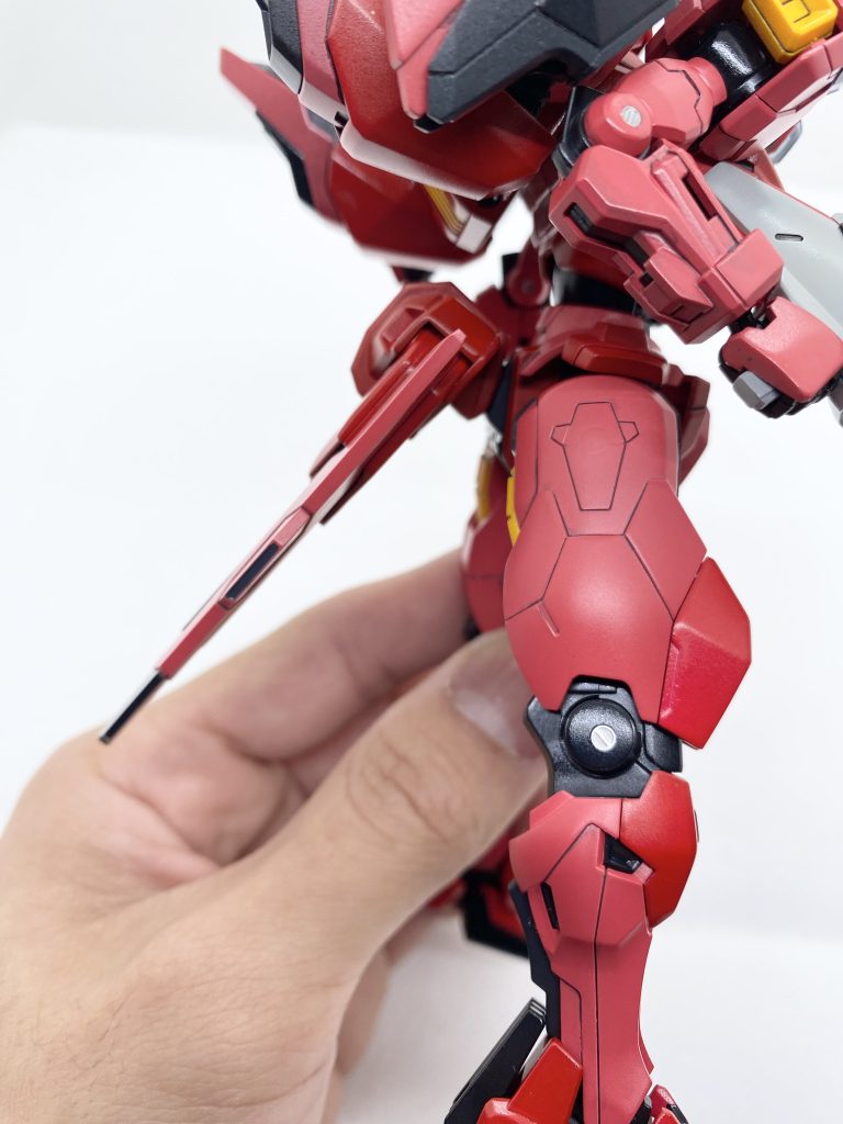 わかりづらいですがリアアーマーの位置を斜めに付け直したので、スカートが広がるような印象にしました。