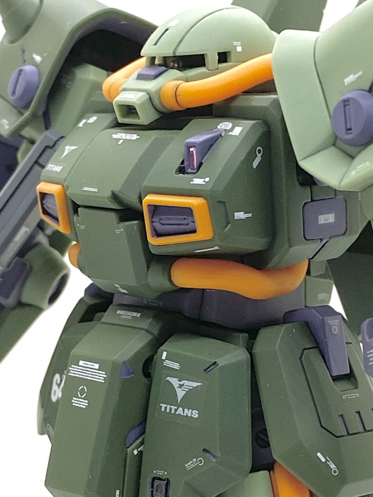 仮組みして思ったのは「カッコ良くて滅茶苦茶組み易い」で藤岡建機氏の設定画通りに頭はやや潰れた形状で連邦系らしい硬いラインで纏められいてキット映えする物でした。しかも合わせ目が狙撃用ビーム・ランチャーの先端と後頭部の一部、太腿上だけで全てダンモを使って段落ちモールドにしたので合わせ目消しは一切行ってません。モールドもかなりカッチリしていたのでいつもやるタガネでの彫り直しも甘い箇所のモールドのみでこんなに楽なのは久しぶりでした(笑)。両肩のスパイクアーマーも一体成型なのは嬉しく、パーティラインをケサギカッターでカンナ削りするだけで良いから最新キットの恩恵があります。