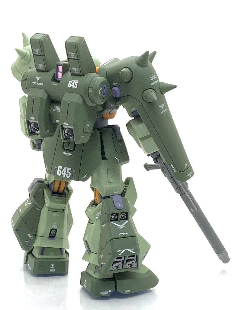 塗装箇所もかなり色分けされていて流石さと思います・・・このキットの元になるホビー・ハイザック(A.O.Z RE-BOOT版)もかなり細かい箇所まで別パーツ化されてましたから。このキットはメカ色がパープルグレーでラッカーに似た様な色が今回はありませんでした。なので、水性ガンダムカラーのミカエリス パープルを今回は使う事にしました・・・最近の水性カラーは塗膜が強い上に隠蔽力も高く、食み出してもマジックリンを綿棒に付けて拭き取れば落ちるのでほぼマスキングもしてません。しかもエアブラシで最初に砂吹きすればラッカーでも上塗り出来るのは大変ありがたく、自分は塗装の幅がかなり広がりました。色数が多いのも水性アクリル塗料の長所でガンプラの説明書にある混色の指示は水性カラーしかない塗料が良く記載されているので、これでラッカー主体の自分も問題なく使う事が出来ます・・・筆塗りでもエアブラシでもラッカーと遜色ない塗り心地でした。