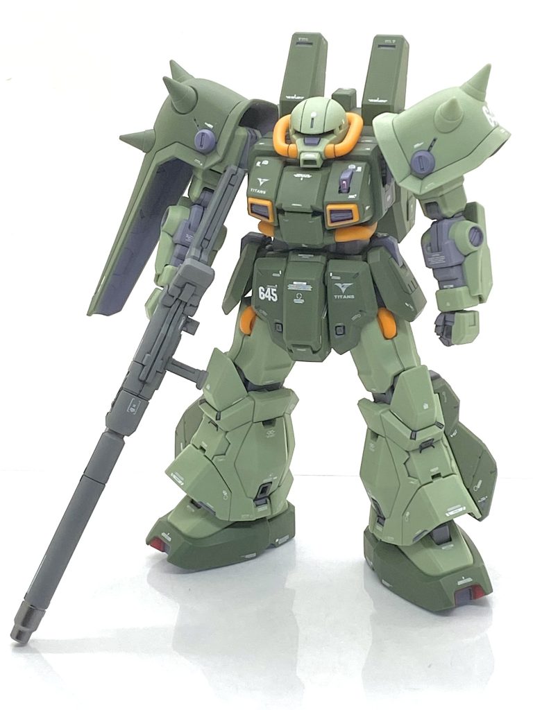 成形色も藤岡建機氏の設定画に近い淡い色合いでTV版とは少し色が違いますがかなり良い成型色でした。狙撃用ビーム・ランチャーはフレーム色と同じだと芸が無いのでニュートラルグレーとフレームメタリック1で塗り分けています。細かいスラスターはフレームメタリック1を筆塗りでササっと塗り、楽しました(笑)。ダークグレーとブラックで墨入れをし、デカールを3日掛けてチマチマ貼って艶消しのスムースクリアーを吹けば完成で今回は12日という短期間で完成しました・・・キットの素上の良さが極まっていて楽しく作る事が出来ました。