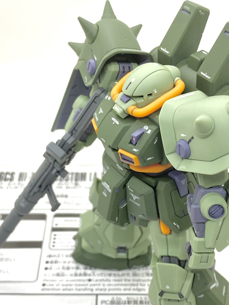 最後は説明書と。ハイザック・カスタムがキット化がされるなんて長生きして本当に良かったと思いました(笑)。ほぼ合わせ目が無い構成に完ぺきに近い成型色と色分け、可動範囲の広さと最新キットの恩恵を受けているから古いHGばかり作っている自分にはある意味衝撃的でした。自分は「ADVANCE OF Ζ ティターンズの旗のもとに」を電撃ホビー誌で連載していた時から追っていて、これほどキットが展開されるとは当時は思いませんでした・・・ヘイズル系だけで終わると思っていたからこちらもある意味衝撃的です(笑)。A.O.Z Re-Boot版のハイザック系列はどれも大変カッコ良いのでハイザック先行量産型やヴァナルガンド、TR-2ビグウィグなんかも製品化して欲しいですね。ご覧して頂きありがとうございました。