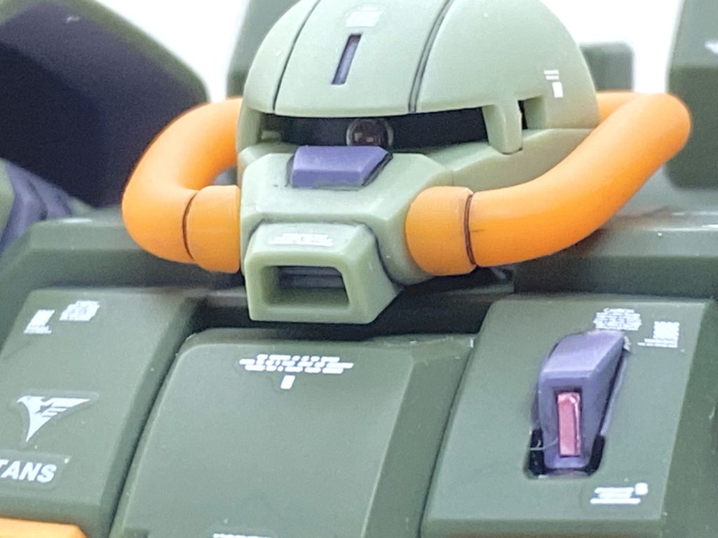 モノアイは縁をガンマカメッキシルバーで塗り、中をクリアーパーツにしたのですがあまり見えないです(笑)。