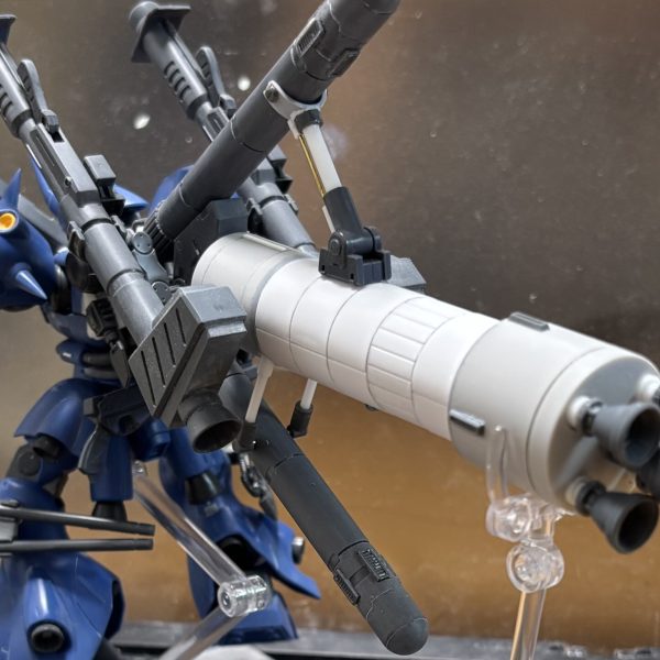 ようやく表面処理が完了しました。特に武装の合わせ目消しがしんどかったー脚部はパーツをパテとジャンクパーツで自作してシュツルムファウストを片側2つ保持、ヒートアックスを装備できるようにしました。バックパックはサンボル風タンクを作成さぁ、GWで塗装して完成させたいところ👍（5枚目）