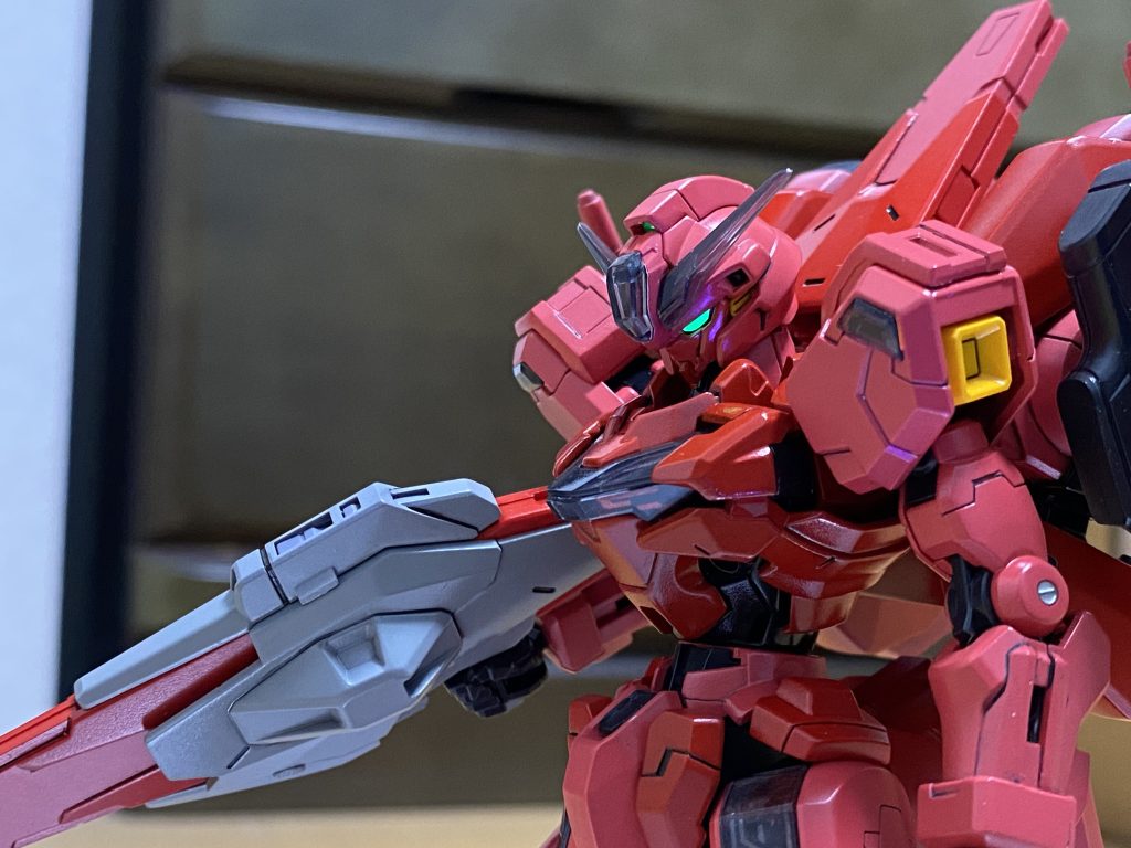 ツインアイは蛍光塗料を使用したのでUVライトで光ります。又、日差し部分を延長して目つきを鋭くしてます。