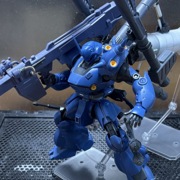 ようやく表面処理が完了しました。特に武装の合わせ目消しがしんどかったー脚部はパーツをパテとジャンクパーツで自作してシュツルムファウストを片側2つ保持、ヒートアックスを装備できるようにしました。バックパックはサンボル風タンクを作成さぁ、GWで塗装して完成させたいところ👍（2枚目）