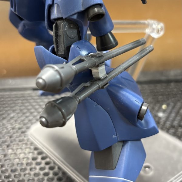 ようやく表面処理が完了しました。特に武装の合わせ目消しがしんどかったー脚部はパーツをパテとジャンクパーツで自作してシュツルムファウストを片側2つ保持、ヒートアックスを装備できるようにしました。バックパックはサンボル風タンクを作成さぁ、GWで塗装して完成させたいところ👍（3枚目）