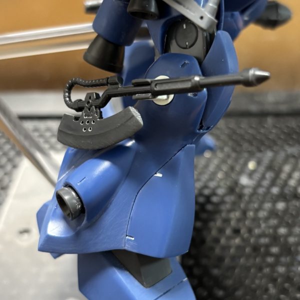 ようやく表面処理が完了しました。特に武装の合わせ目消しがしんどかったー脚部はパーツをパテとジャンクパーツで自作してシュツルムファウストを片側2つ保持、ヒートアックスを装備できるようにしました。バックパックはサンボル風タンクを作成さぁ、GWで塗装して完成させたいところ👍（4枚目）