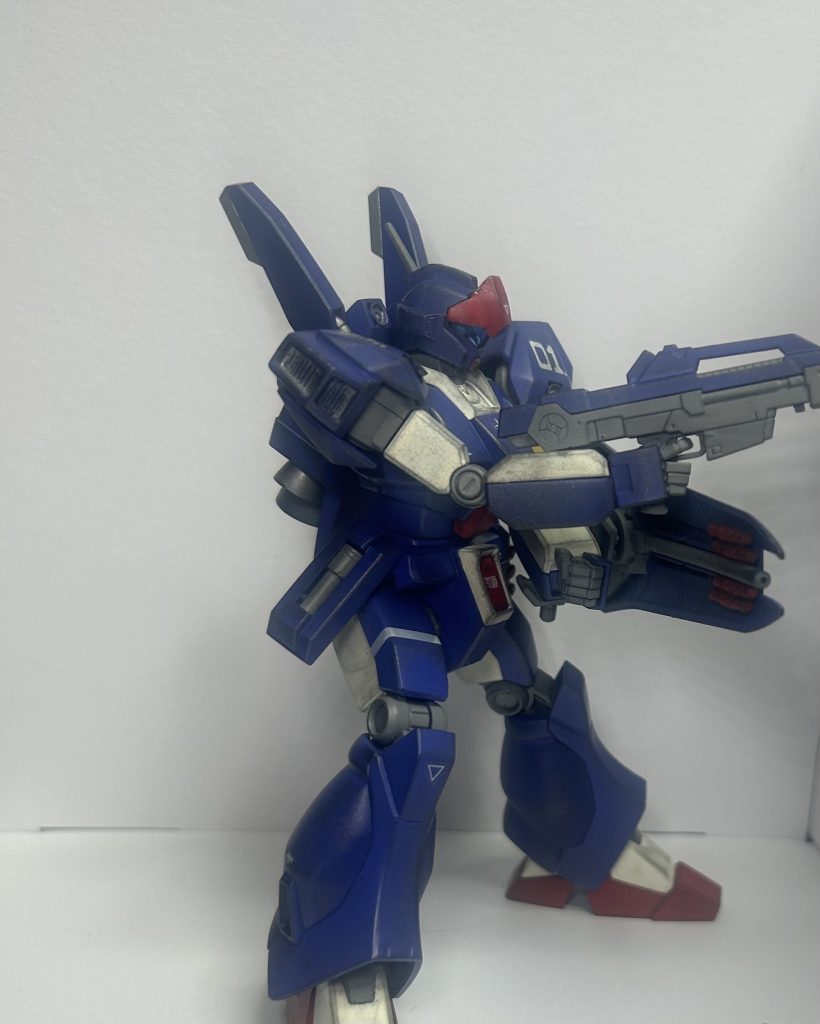 カラーリング。どんなカラーが良いか迷った挙句、こんな感じに。 メインはブルーバイオレット。サブにレーシングホワイト。ワンポイントにモンザレッド。関節部はニュートラルグレー。バーニアはアルミシルバーとなってます。……毒々しいぞ……コレ。多分、相手のネオジオン兵あたりから、ド紫野郎、とか言われてそう。