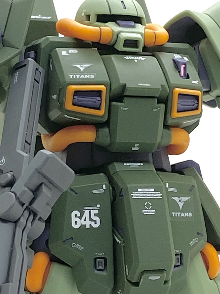 ザクⅡみたいな色合いで似合いますね。