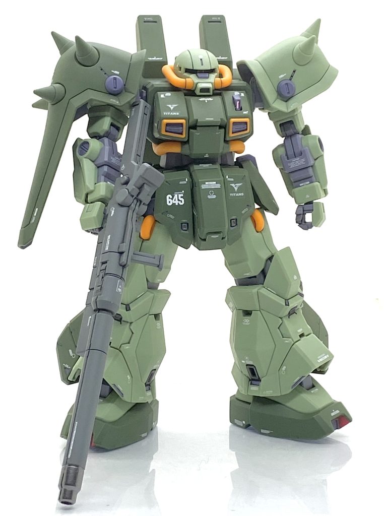 HGUC ハイザック・カスタム (A.O.Z RE-BOOT版)を成形色仕上げ+αで作ってみました。ハイザック・カスタム・・・Zガンダム本編では僅か一話しか出てない正にマイナーなMSですので当然キット化される可能性は限りなく低い物でした。HGUCのハイザックが出てから少ししてB-CLUBから改造パーツが出ましたがそれ以外はほぼ立体化は無かったと思います・・・通常のハイザックとはディテールのみならずフォルムにも大きな差が見られ、改造パーツもかなりのパーツ数でした。自分はこの機体のキット化をバーザム、ボリノーク・サマーンと同じ位に切望してました(笑)。どちらも本放送から30年以上してからキット化がされて「ワンチャンあるかも?」と思ってましたが・・・A.O.Z Re-Boot版でまさかのキット化がアナウンスされ、その日の正午からの予約戦争にも仕事中にも関わらずトイレに第一種戦闘配備のまま待機して辛うじて勝利し、遂に作る時が来たのです!(笑)。
