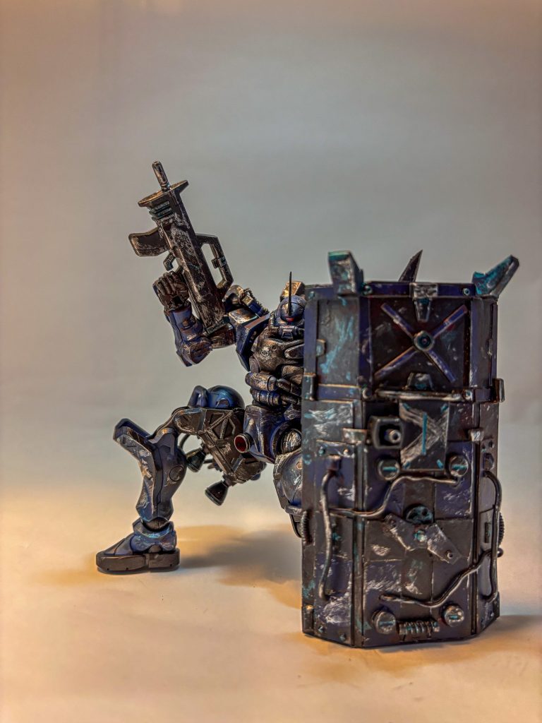 オリジナルシールドはプラ板からベースを作りました。前線を押し上げるような無骨な大型盾を作ることができて良かったです