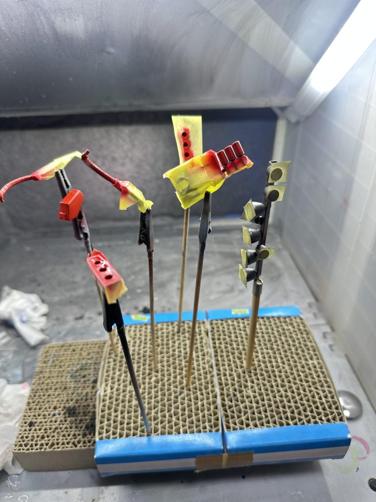 赤い部分はマスキングテープによる塗り分け