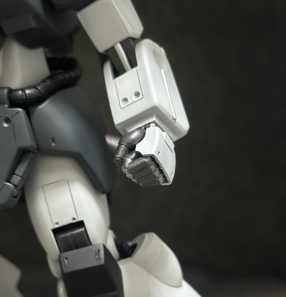 ハンドパーツはあすぱら模型さんのハンドパーツ丸型10.2αを使用。なんか死ぬほどピッタリだった。つなぎ目をシルバーに塗り分けもしてます分かりづらいけど