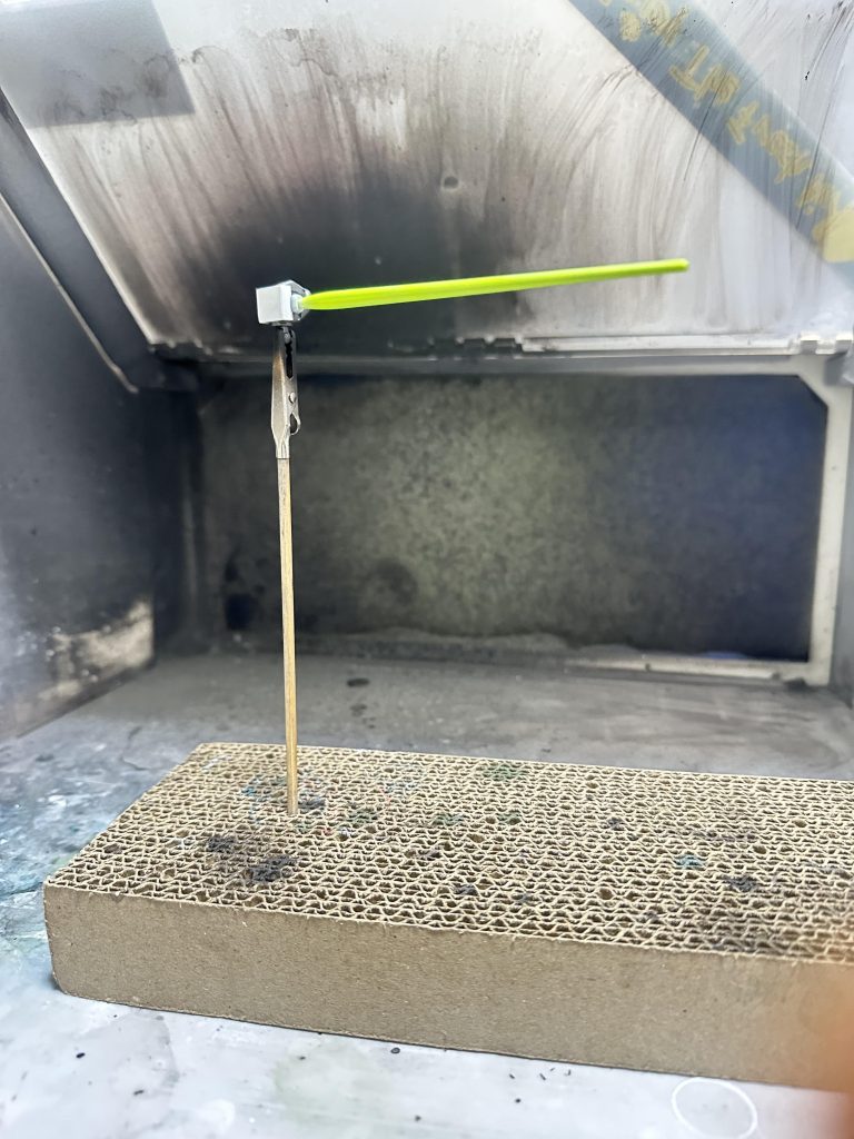 ビームサーベルがまんま塗り分けもなんもないプラスチック1本だから一様塗ってみたが…