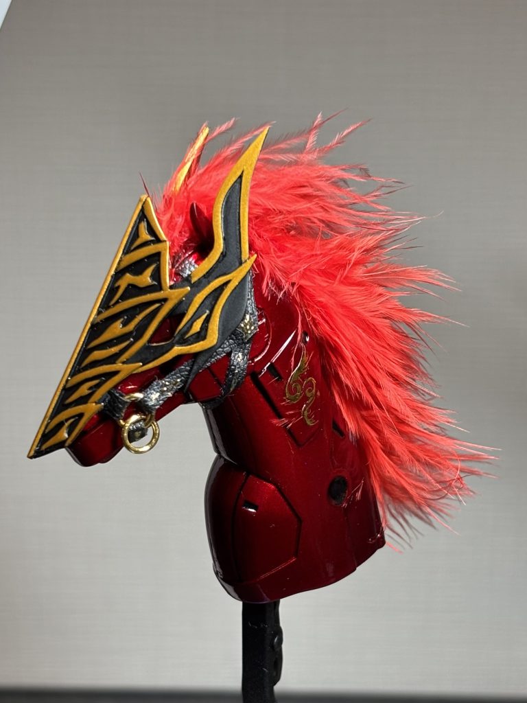 立て髪に使った七面鳥の羽は軸が曲がらず目立つので先端からある程度細い部分まででカットし、後頭部から3枚に分けてボンドで貼り付けました🐴以上です、ありがとうございました🤗