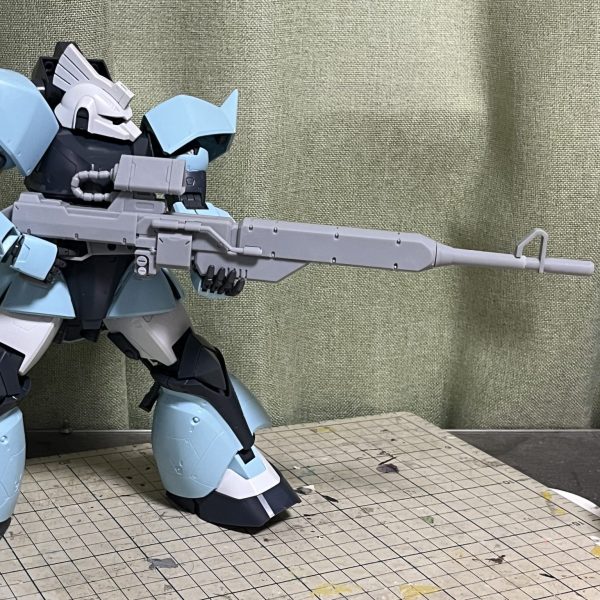 ゲルググとのサイズ比が出ているジョニー・ライデンの帰還3巻口絵を下敷きにFusion360で設計。設定上、ライフルの大きさはゲルググより少し小さい19m弱といったところでしょうが、劇中では明らかに大きく描かれているのでバランスはそのまま23cm程度のサイズとしました。…が、MGゲルググver2.0はかなり大柄なキットのため、持たせてみると小ぢんまりした印象になってしまいます。そこから、ちょうどいい大きさに思えたスコープ以外を15%拡大し、最後部の箱型ユニットをさらに大きくすることで納得のサイズになりました。（1枚目）