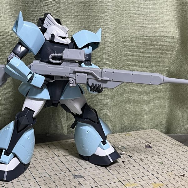 ゲルググとのサイズ比が出ているジョニー・ライデンの帰還3巻口絵を下敷きにFusion360で設計。設定上、ライフルの大きさはゲルググより少し小さい19m弱といったところでしょうが、劇中では明らかに大きく描かれているのでバランスはそのまま23cm程度のサイズとしました。…が、MGゲルググver2.0はかなり大柄なキットのため、持たせてみると小ぢんまりした印象になってしまいます。そこから、ちょうどいい大きさに思えたスコープ以外を15%拡大し、最後部の箱型ユニットをさらに大きくすることで納得のサイズになりました。（3枚目）
