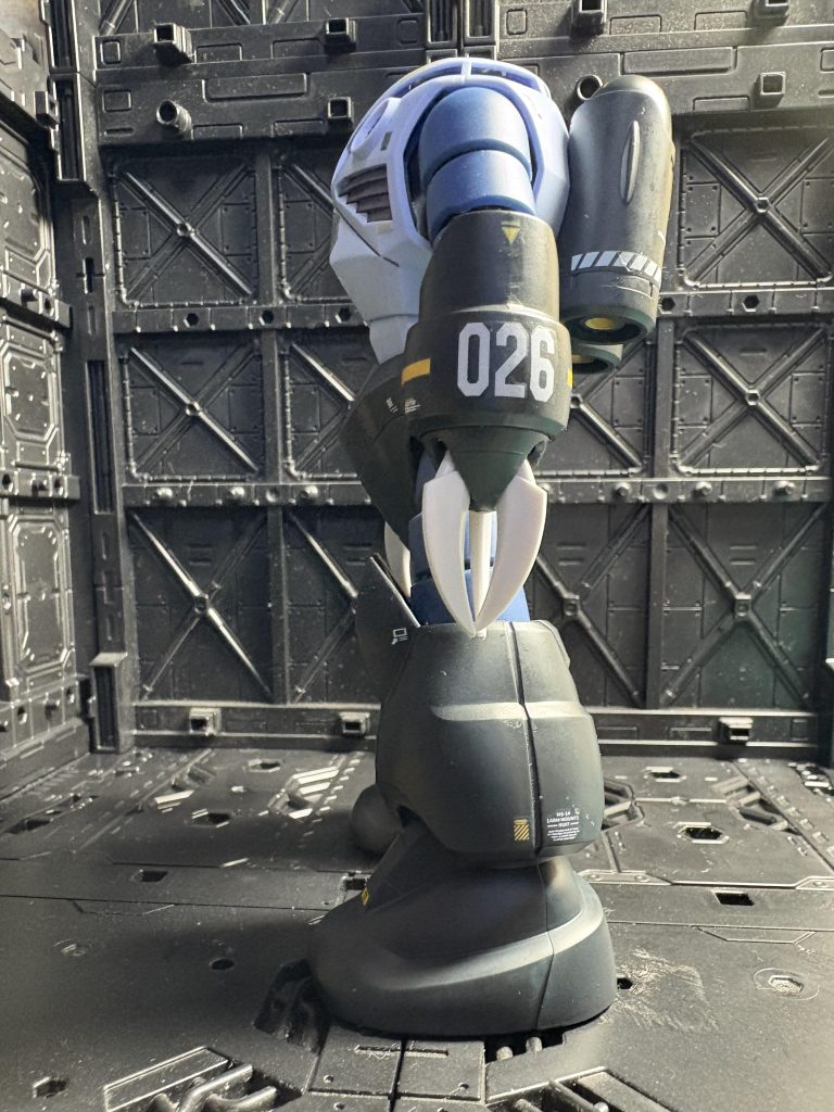 使い切らなかった市販デカールをバランスみて貼ってます。