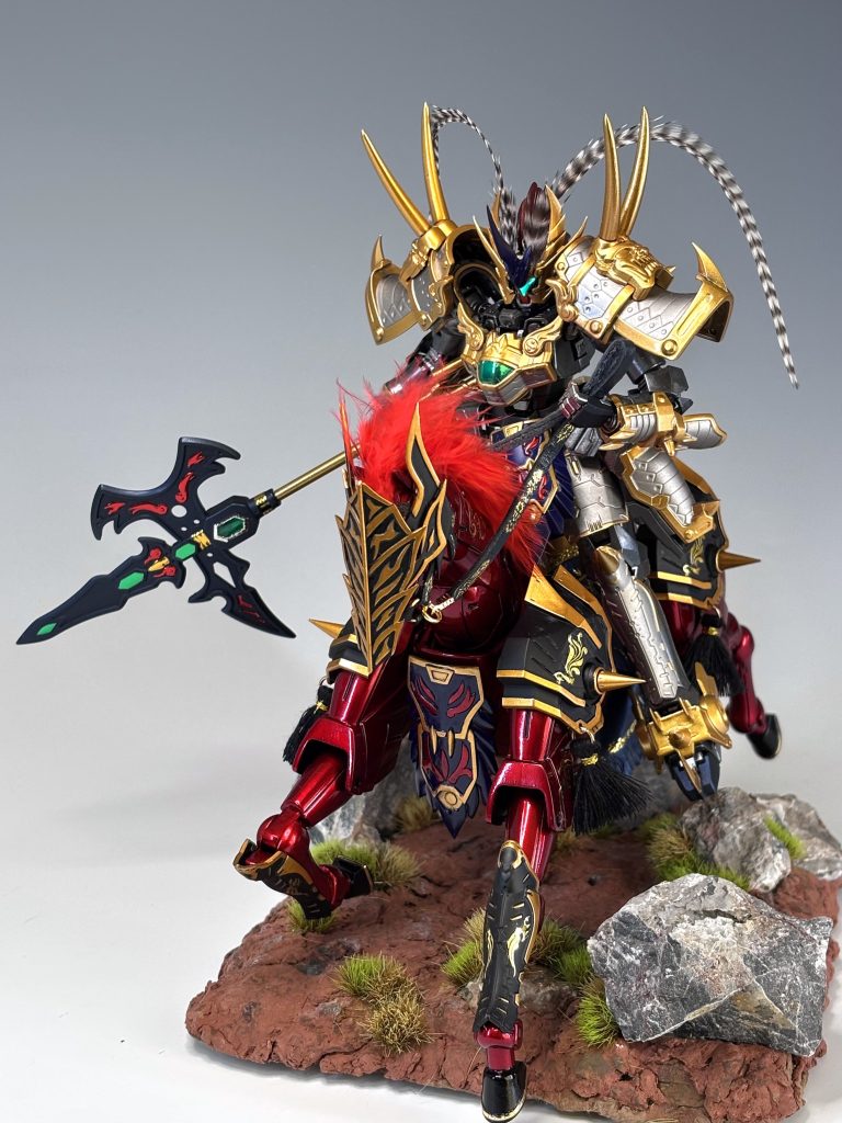 呂布本体はRGトールギスを素体に、マスク以外は玄武装の装甲を加工し移植しました😌頭の翎子(羽飾り)は実物に倣い本物の雉の羽を加工し使っています🪶